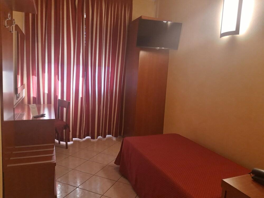 Hotel Ceretto Busca Exteriér fotografie